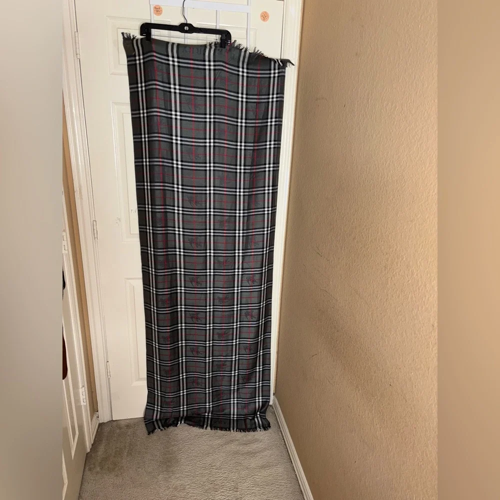 Burberry The Classic Vintage Check Cashmere Scarf for Women - Pewter Gray - Picture 5 of 5